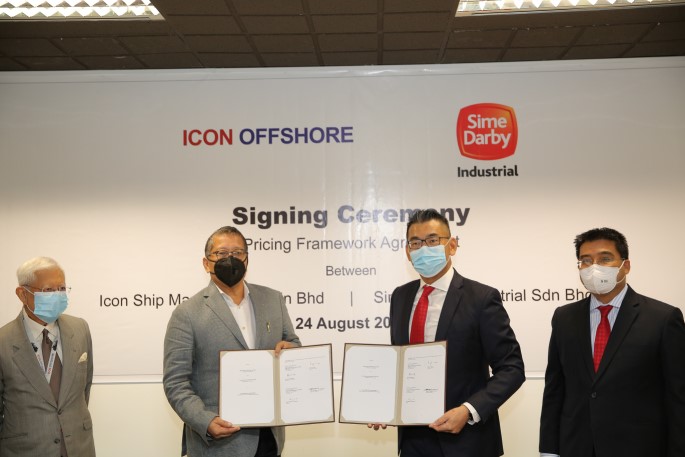 Exchange of documents: From left: Icon Offshore Berhad chairman Raja Tan Sri Dato’ Seri Arshad Raja Tun Uda, Icon Offshore Berhad Managing Director Dato’ Sri Hadian Hashim, Sime Darby Industrial Sdn Bhd Managing Director CK Teoh and Sime Darby Berhad Group Chief Financial Officer Mustamir Mohamad.